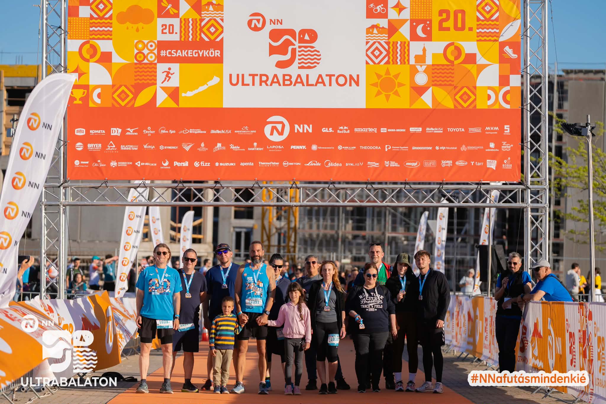 2026-os célfotó az Ultrabalaton versenyen, ahol a teljes csapat látszódik.