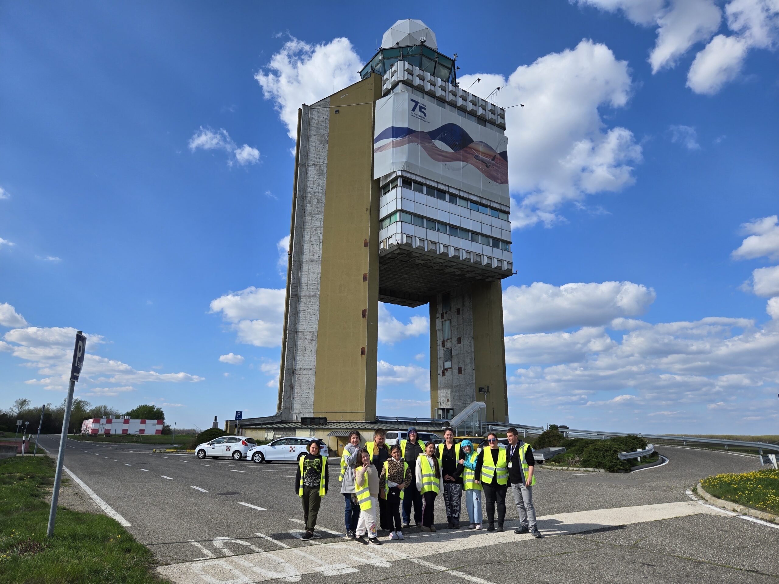 csapatfotó a reptéren