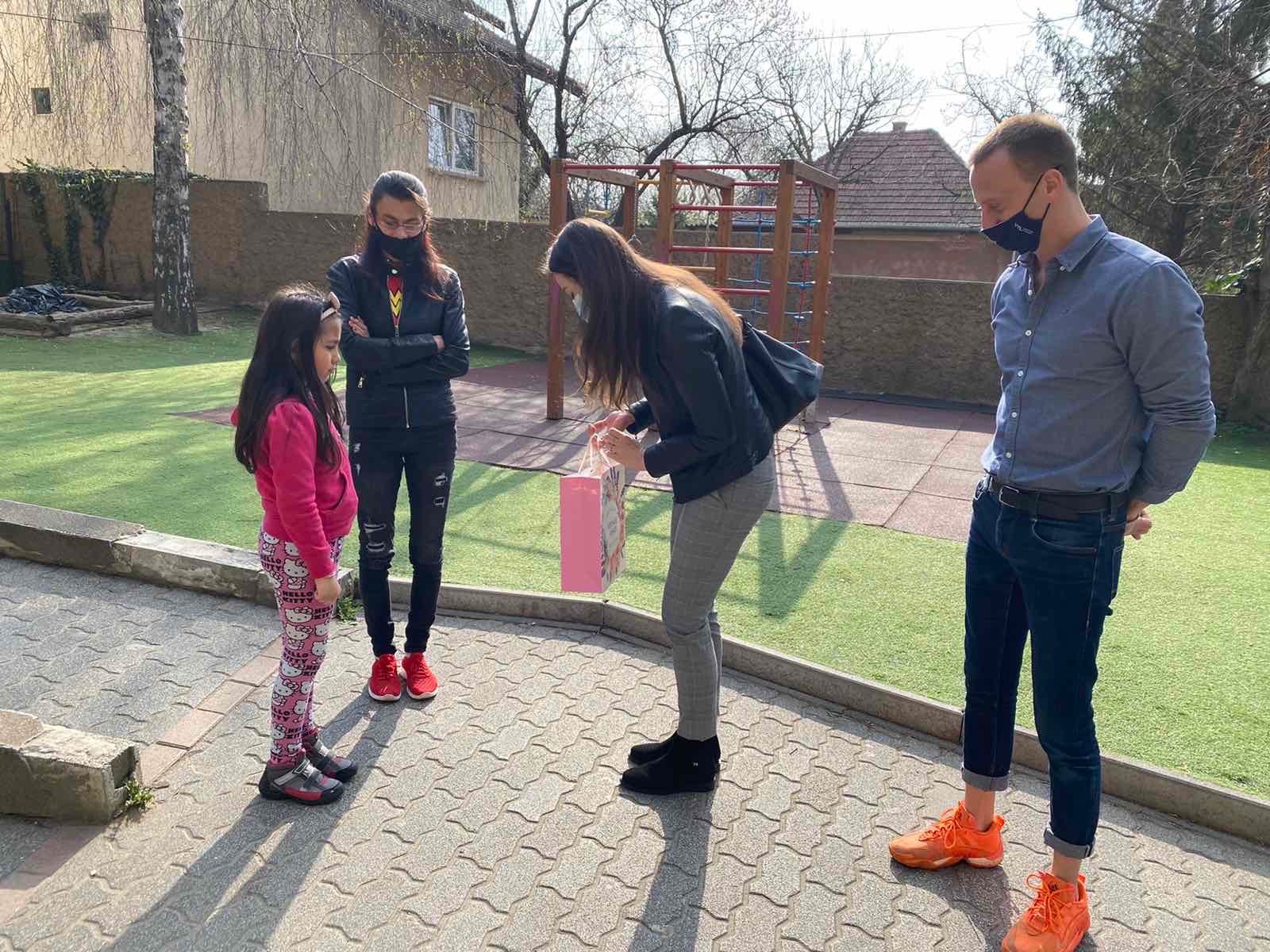 CoGoodwill képviselői tablet adományt adnak át
