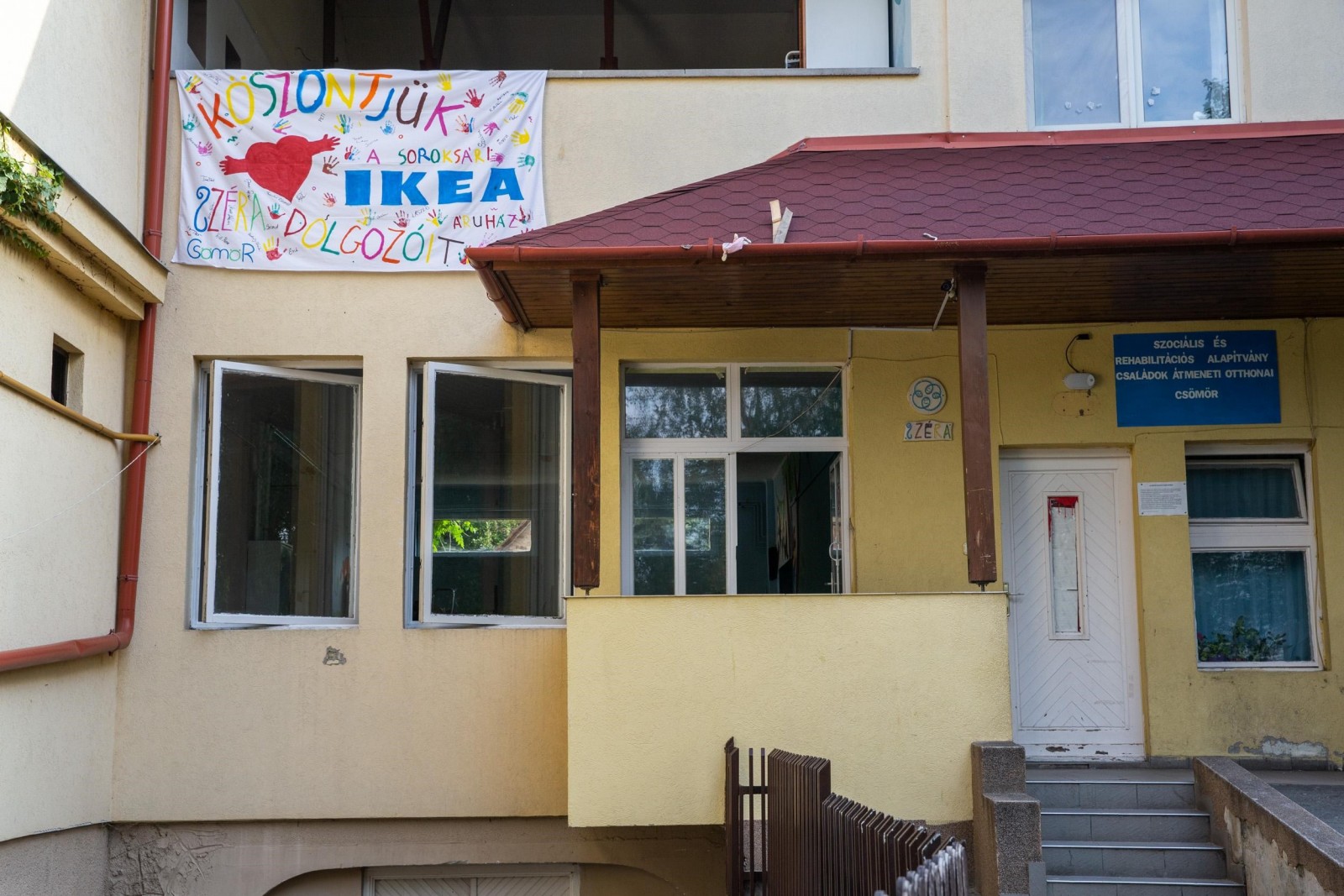 csömöri intézményünk teraszára kifeszített molino, amit a gyerekek készítettek az IKEA dolgozóinak köszönet képpen.