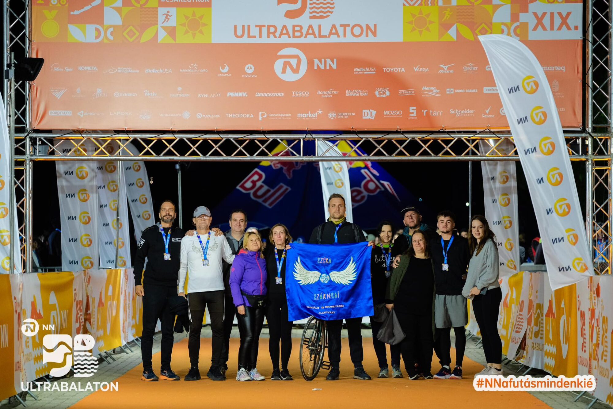 SZÉRA Szárnyainak csapatáról készült célfotó az NN Ultrabalaton verseny teljesítése után