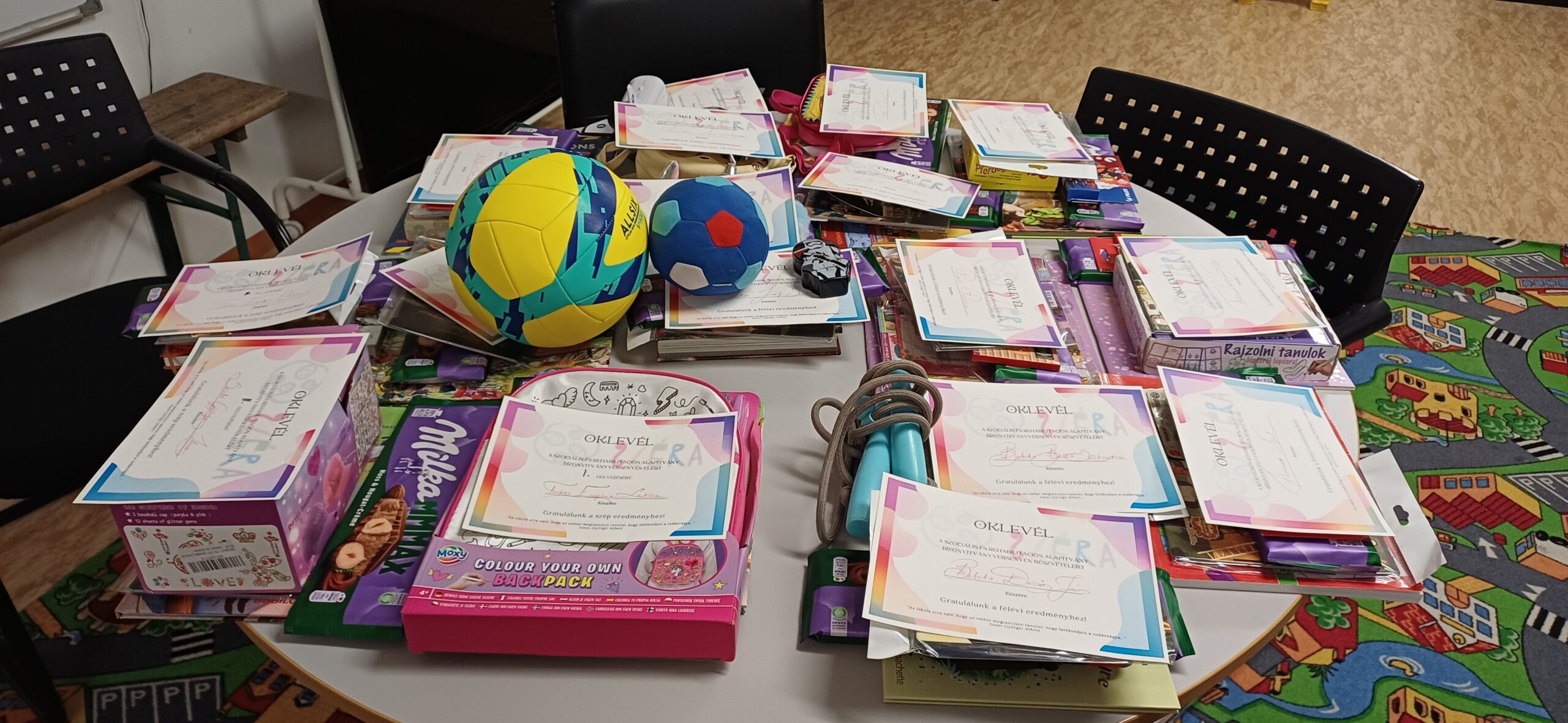 A bizonyítvány verseny díjazottainak összeállított csomagok.