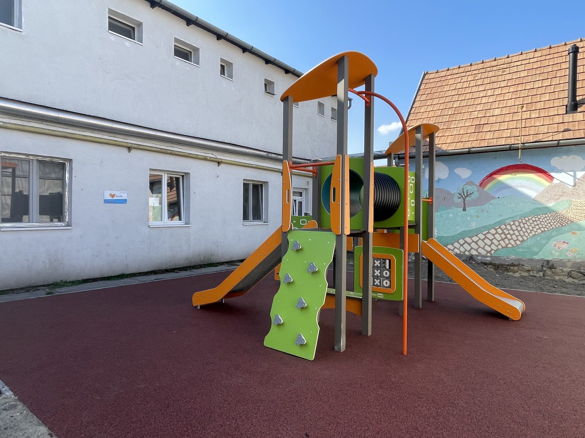 Aporháza utcai intézményünkben épült új játszóudvar.