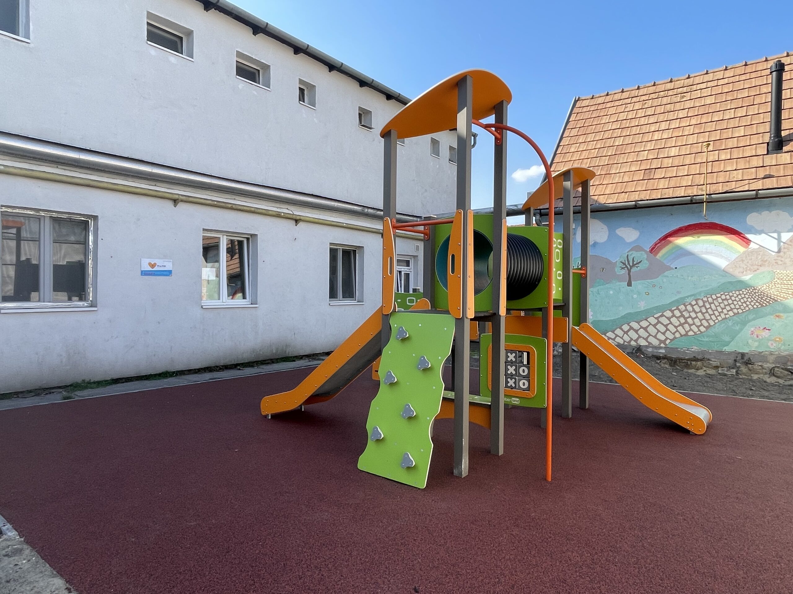 Aporháza utcai intézményünkben épült új játszóudvar.