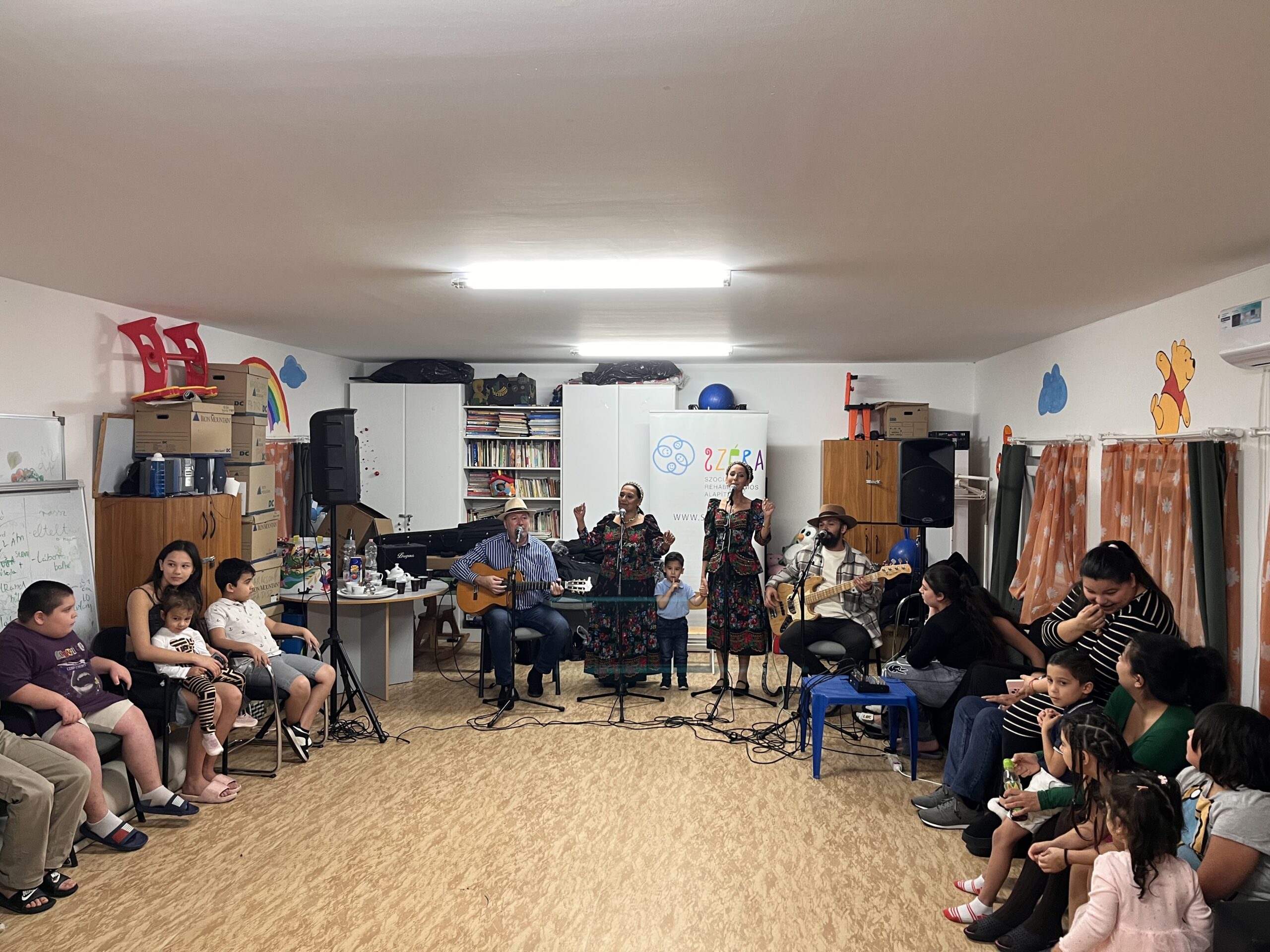 Karaván Familia zenekar és közönsége a 15. kerületi intézményünkben